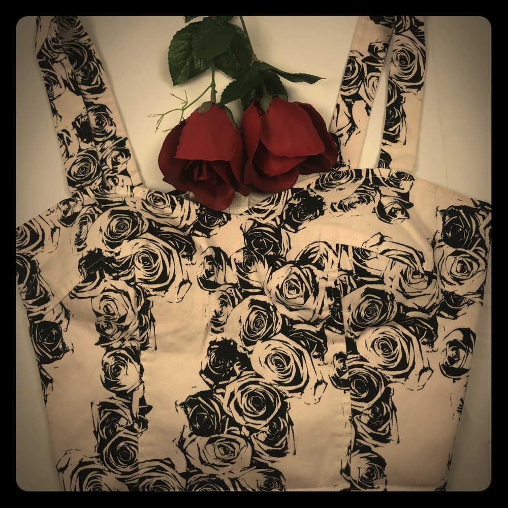 Floral cropped top.